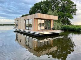 Hotel Photo: Surla Houseboat "Copes Club" Westeinderplassen with tender