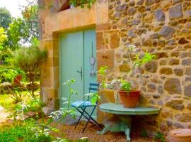 Photo de l’hôtel: Domaine Charente - Familyroom Gypsy with garden (with external toilet & shower house)