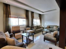 รูปภาพของโรงแรม: Two bedroom furnished apartment in Amman near Boulevard Abdali.