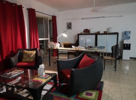 होटल की एक तस्वीर: Appartement meublé au Héron