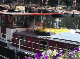 Foto di Hotel: Spacious homely house boat