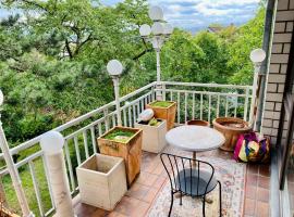 מלון צילום: WORKATION Treehouse Nature Park Gold Centre, Balcony, Kitchen