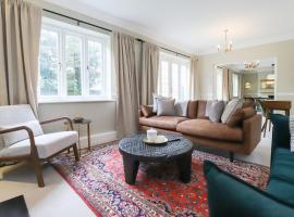 Hotel Foto: The Stow Secret Cottage - Breathtaking 5BDR Cottage with Parking & Garden