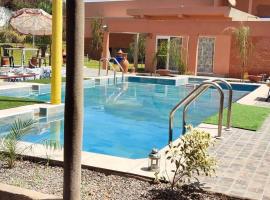 酒店照片: Espace vert avec logement familial et piscine privée terrasse