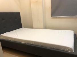 Ξενοδοχείο φωτογραφία: Comfy Room With Single Sized Bed, Study Space, Closet, and WiFi