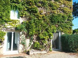 A picture of the hotel: Gîte de charme - 3 chambres, 5 lits - de 4 à 7 personnes