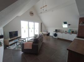 Hotel Photo: Au pied des champs - T2 50m2 au calme