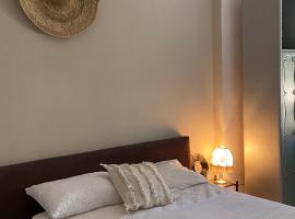 Foto di Hotel: Cozy vintage styl bedroom family only