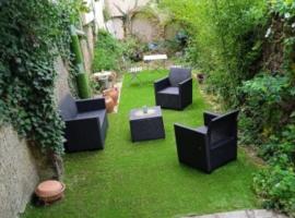 Foto di Hotel: joli studio avec son jardin privatif