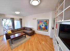 מלון צילום: Spacious apartment with own garden and balcony