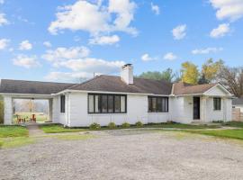 Hotel Photo: Updated 1940s Ranch on 9 Acres with Pond