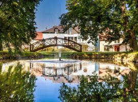 Hotel fotoğraf: Darovanský Dvůr - Wellness & Golf Hotel