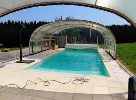 Hotelfotos: Villa with covered and heated swimming pool