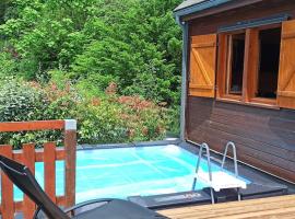 Hotel Photo: Le Chalet du lac avec spa et piscine privés pour le printemps et l'été et poêle à bois réconfortant en hiver