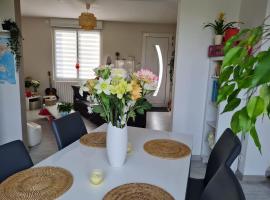 L'instant présent - Chambre Ambre, Hotel in Salbris