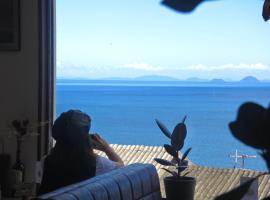 Hotel fotografie: 海に恋する泊まれる喫茶店 ポパイ