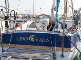 Quo Vadis Yacht in Bisceglie Harbor、バーリのホテル