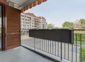 Hotel Foto: Apartment with Balcony nearby M3 Subway Yellow Line