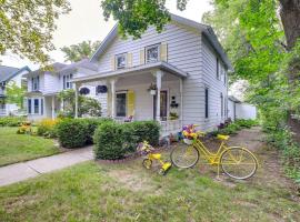 Zdjęcie hotelu: Historic Home with Sunroom - 5 Mi to Lambeau Field!