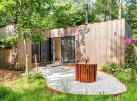 Hotel fotoğraf: Luxe-Avontuur in een Romantische Cabin in het Bos