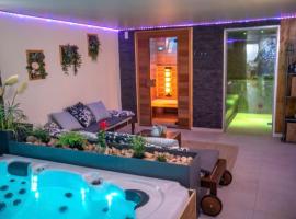 Fotos de Hotel: Love room - Spa balnéo - Hammam sauna -Emmy Élégance