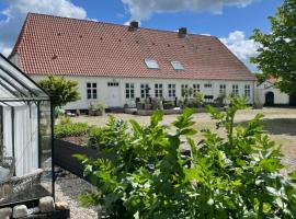 Hotel fotoğraf: Landligt ophold på Midtgård