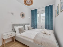Hotel Foto: Blue Sky Apartment with Parking & Balcony by Renters