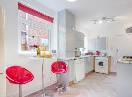 Hotel fotoğraf: 3 Bedroom House in City Centre - Sleeps up to 7 - Free Parking, Fast Wifi, Pool Table and SmartTV with SkyTV and Netflix by Yoko Property