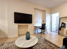 Hotel Photo: Large Queen Bed Apt with Workstation