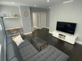 Hotel Photo: Luxury 3 bdr apt with backyard and off-street parking