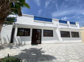 Villa OMARI Situé à Saly Portudal Villa 2 Chambres bien équipés proche de tout,位于萨利波图尔的酒店