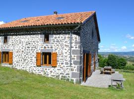 Hotel Photo: Gîte Saint-Flour, 5 pièces, 8 personnes - FR-1-742-136