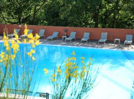 La Colline des Ocres Village de vacances 3 étoiles、アプトのホテル