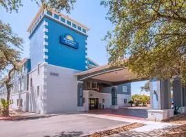 Days Inn & Suites by Wyndham San Antonio North/Stone Oak