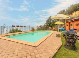 Foto di Hotel: Cozy Apartment In Avaglio With Heated Swimming Pool