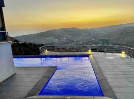 Hotel Foto: Farmhouse with Pool and Breathtaking Views