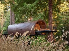 Hotel Photo: ~* The Spectacular Spyglass Treehouse *~