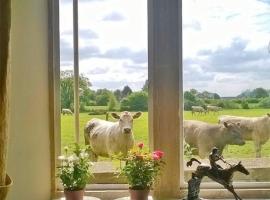 Battens Farm Cottages B&B, hotel in Yatton Keynell