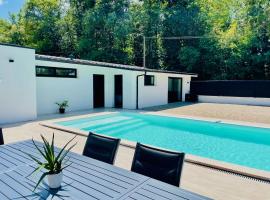 Фотография гостиницы: Belle dépendance avec piscine au calme Sud-Gironde
