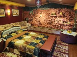 Hotel Photo: Waterfall Hut - Live by a waterfall كوخ الشلال - عش وسط شلال