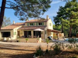 A picture of the hotel: Proche d'Aix en Provence chambre chez l'habitant