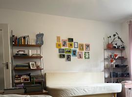 होटल की एक तस्वीर: Schwabing cute Apartament