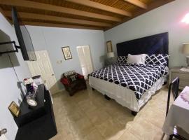 รูปภาพของโรงแรม: Portmore - Cheerful Private Bedroom with Fan only or AC - Choose your room