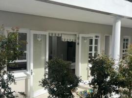 Hotel Photo: Two on Milner - OAK TREE COTTAGE - Stylish open-plan Guesthouse in Rondebosch