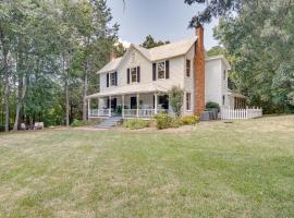 A picture of the hotel: Historic and Charming Pittsboro Home with Fireplaces