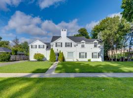 Hotel Photo: Luxurious Detroit Home - Walk to Golf and Park!