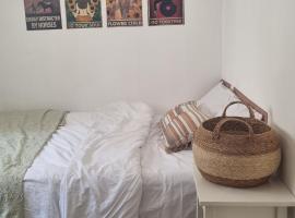 Luxury peaceful, free parking with security room Mamad, Hotel in Rechovot