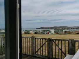 होटल की एक तस्वीर: Caravan with sea views on the coast near St Davids