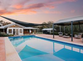 รูปภาพของโรงแรม: 'Wilpine' Poolside Country Luxury near Town