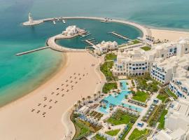Hilton Salwa Beach Resort and Villas – hotel w mieście Abū Samrah